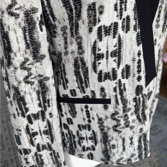 NWT** BCBGMAXAZRIA Guy Print Blazer Cropped
Business Black/Comb Medium - Picture 5 of 9